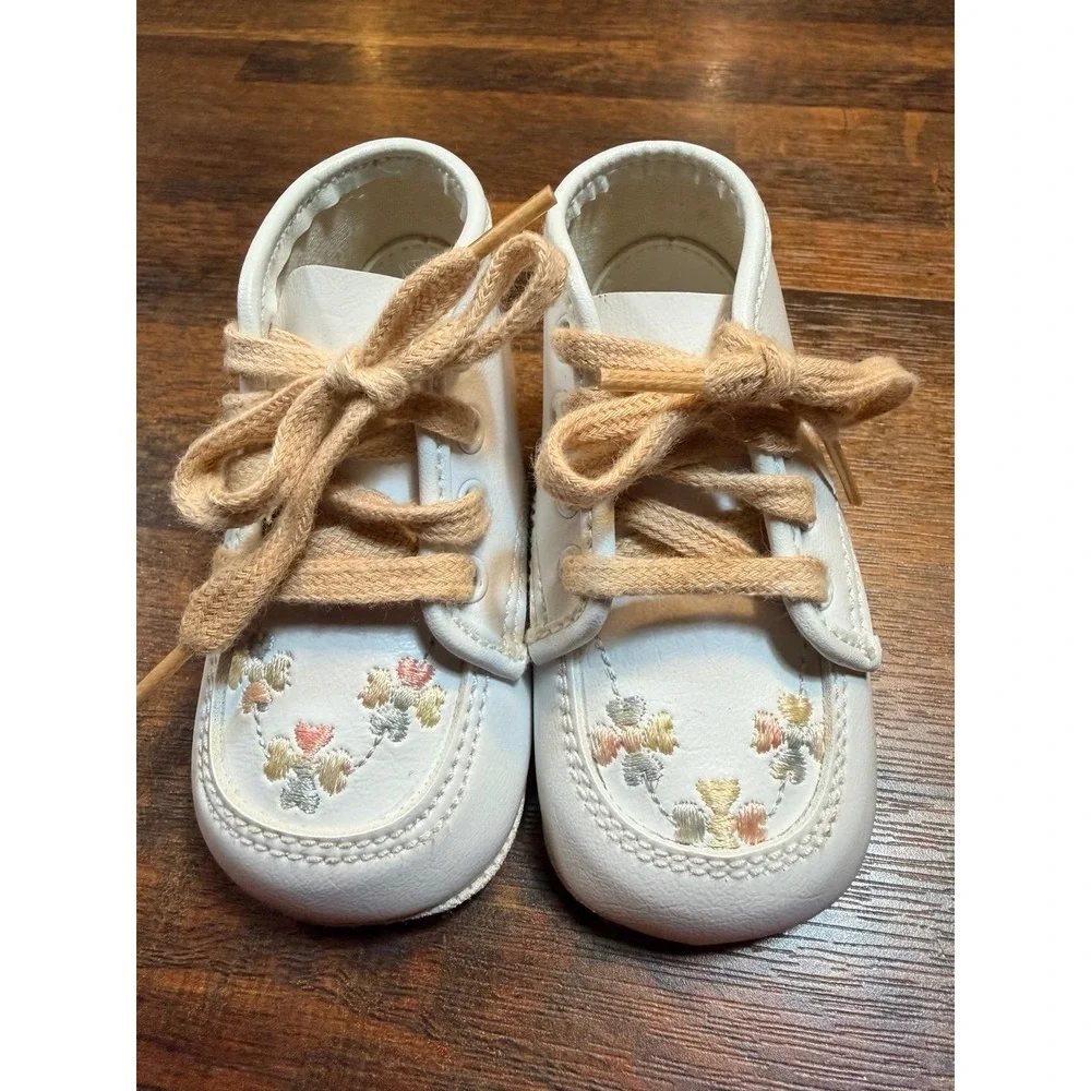 Vintage soft sole infant crib shoe. Embroidered hearts.  Newborn size 0.